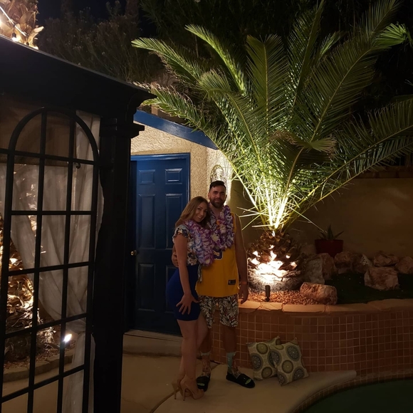 TROPICAL Hot Kiss M Crop Top Hawaiian Style Shirt; Bought in Vegas; Used Once - Picture 2 of 6